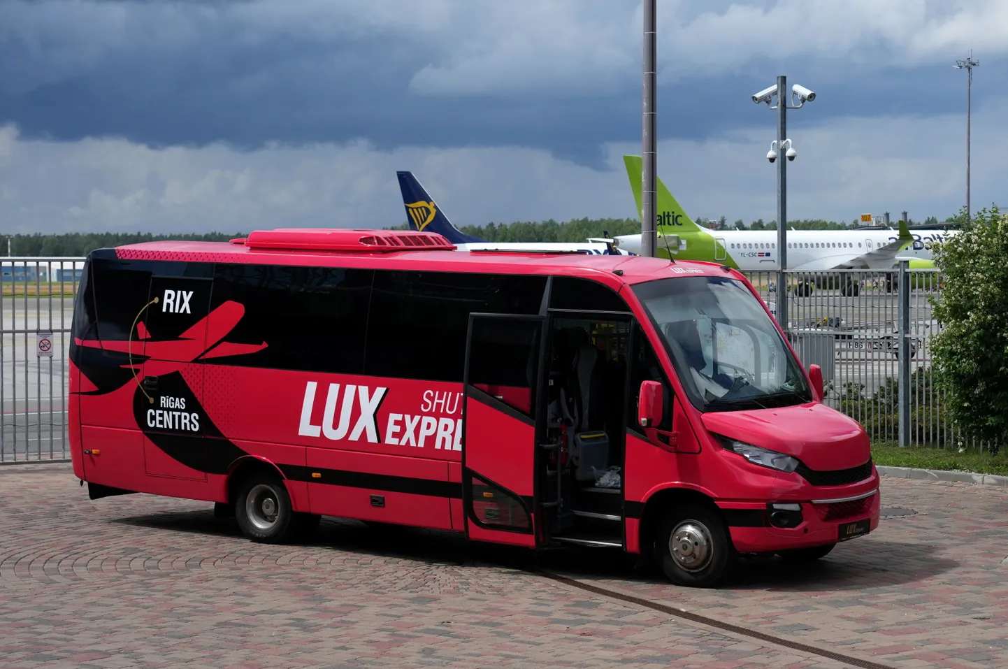 24-местный автобус Iveco, курсирующий на экспресс-линии Lux Express.