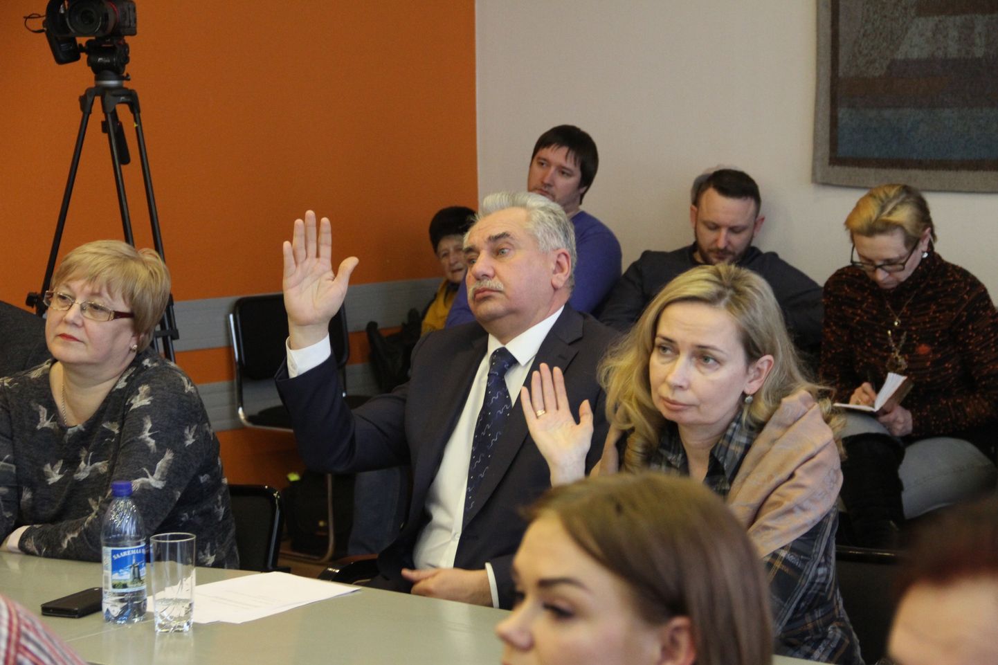 Алексей Воронов вместе с депутатами своей фракции голосует за отставку мэра Тармо Таммисте.