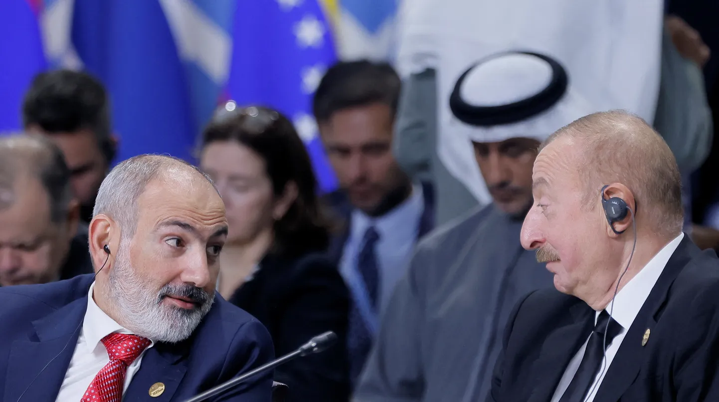 Armeenia peaminister Nikol Pašinjan ja Aserbaidžaani president İlham Əliyev Kaasanis ühenduse BRICS tippkohtumisel 24. oktoobril 2024.