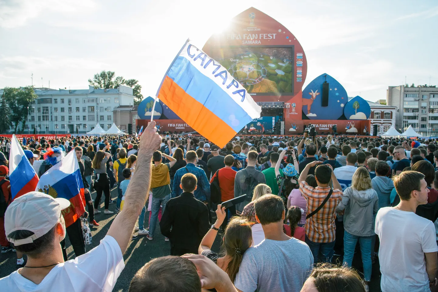 Samaara fännifestivalil jälgiti innuga ka eilseid kohtumisi, aga igal pool oli tunda, et valitsev ootusärevus tänase suhtes, kui Venemaa koondis võõrustab linna uhiuuel esindusstaadionil kahekordset maailmameistrit Uruguaid.