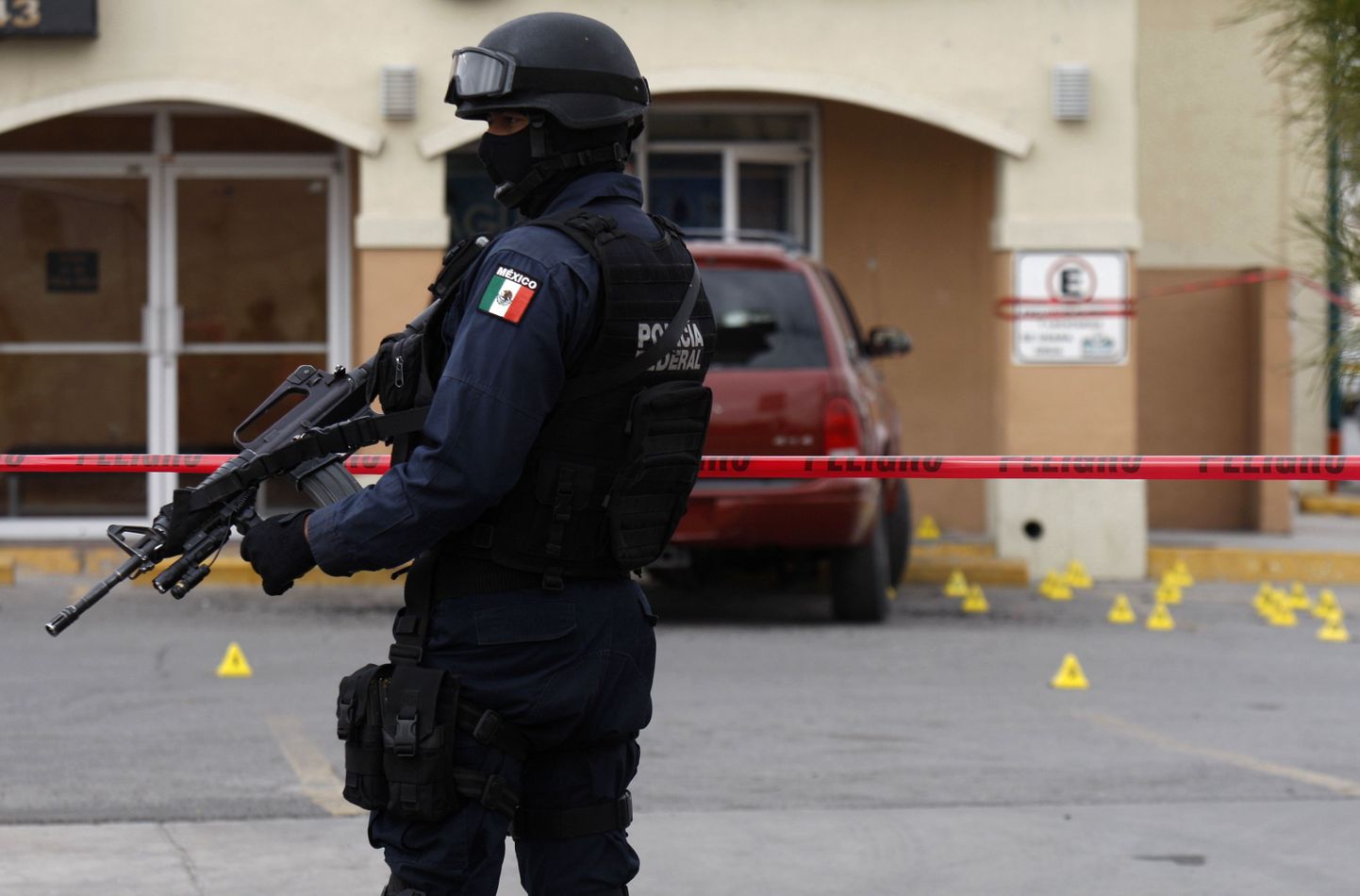 Mehhiko politseinik Ciudad Juarezis ühe mõrva sündmuskohal.