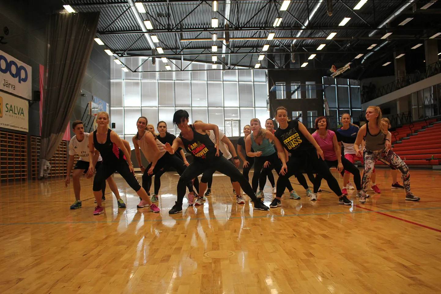 Paide E-Piima spordihallis olnud tasuta treeningutest võtsid valdavalt osa naised. Pildil käib Zumba-treening eestantsija järgi.