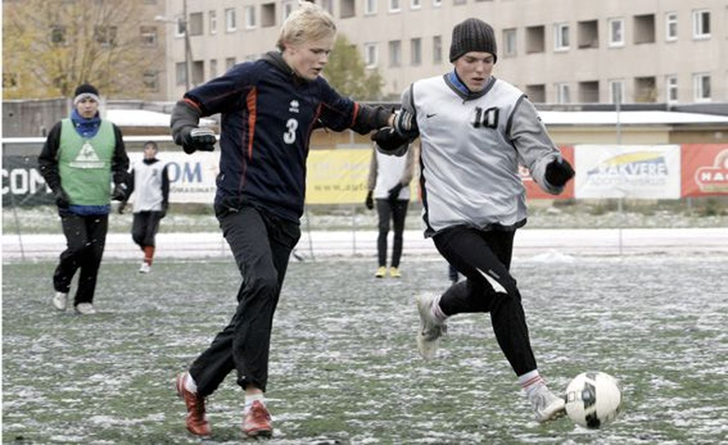 Rakvere gümnaasiumi jalgpallurid (valges) pidasid Nõo koolipoiste vastu visa heitlust, pildil rünnakul Kaspar Pomerants.