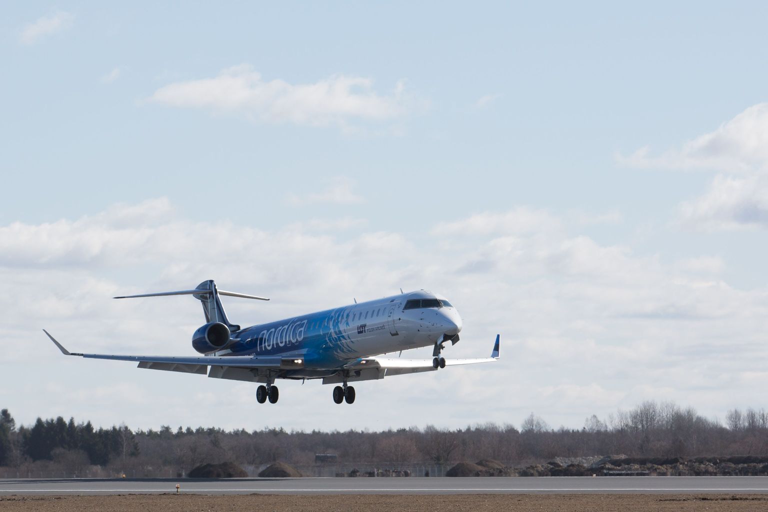 Nordica lennuk maandumas Tallinna lennujaamas.