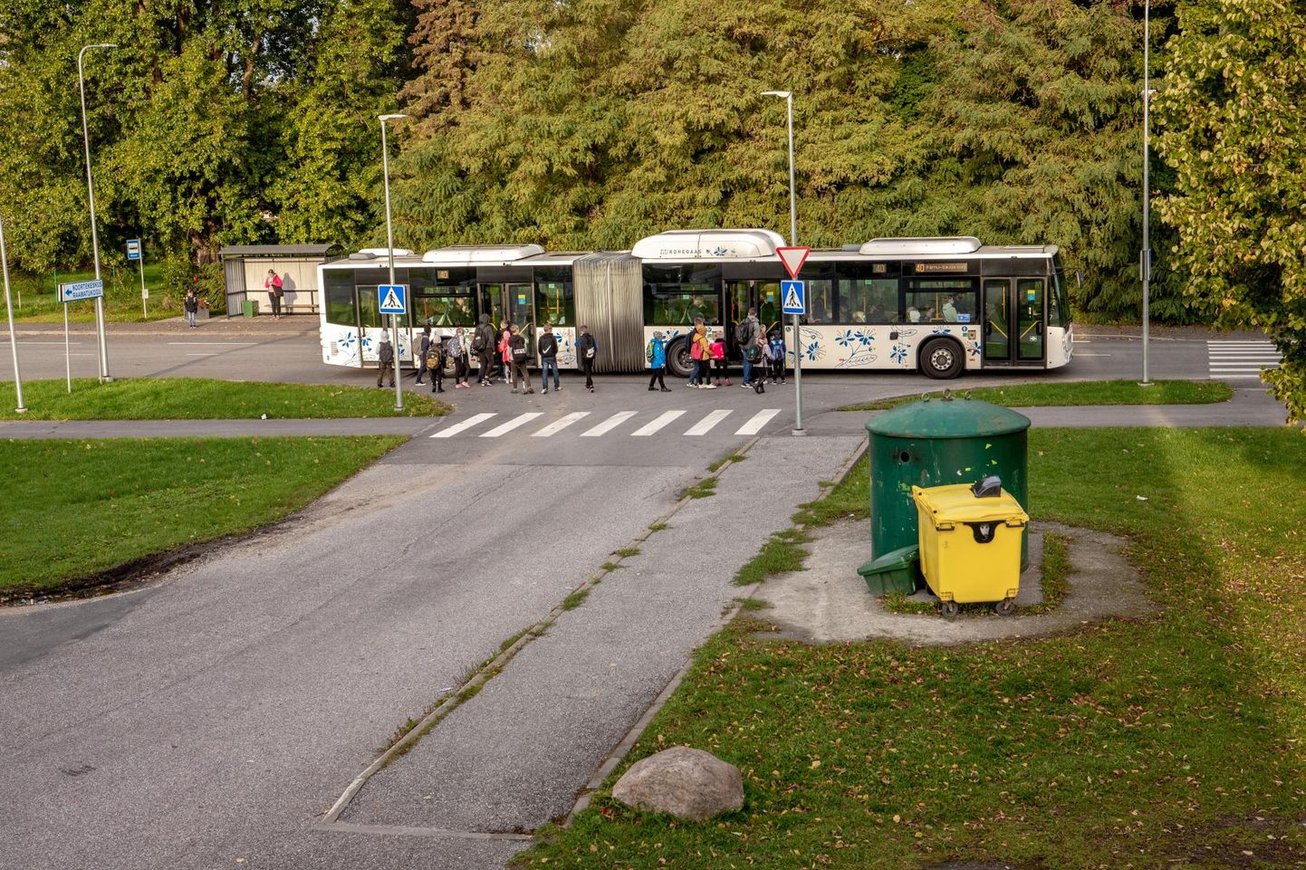 Автобусная остановка "Madise".