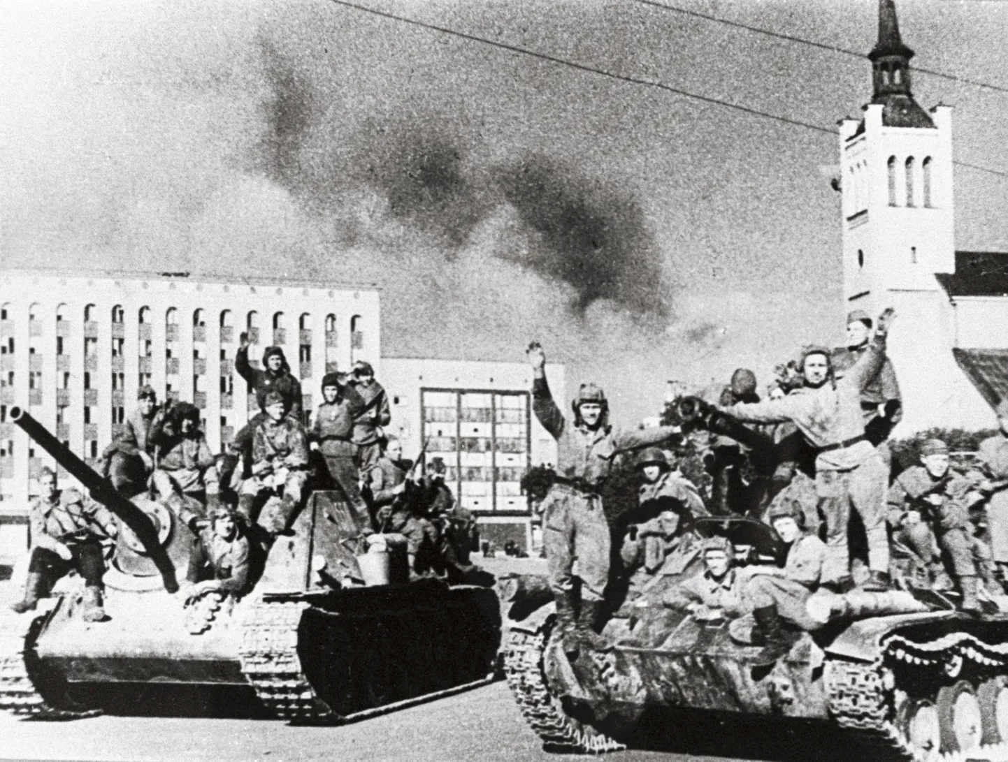 Советские танки на площади Вабадузе в Таллинне 22 сентября 1944 года.