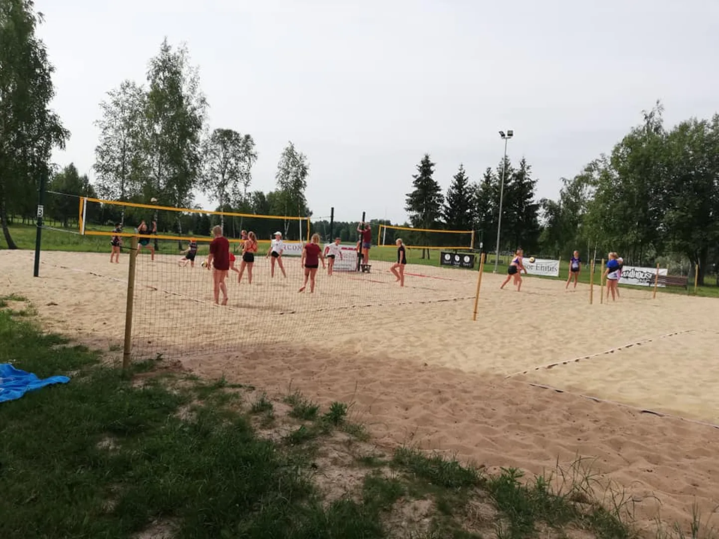 Laagrinoored teevad Väätsa liivaväljakutel trenni.