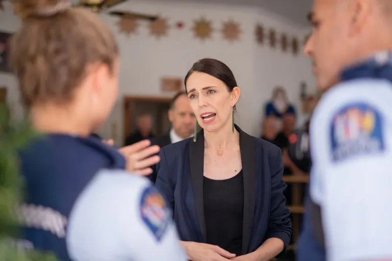 Uus-Meremaa peaminister Jacinda Ardern rääkimas vulkaanisaarelt kannatanuid päästnud politseinikega.