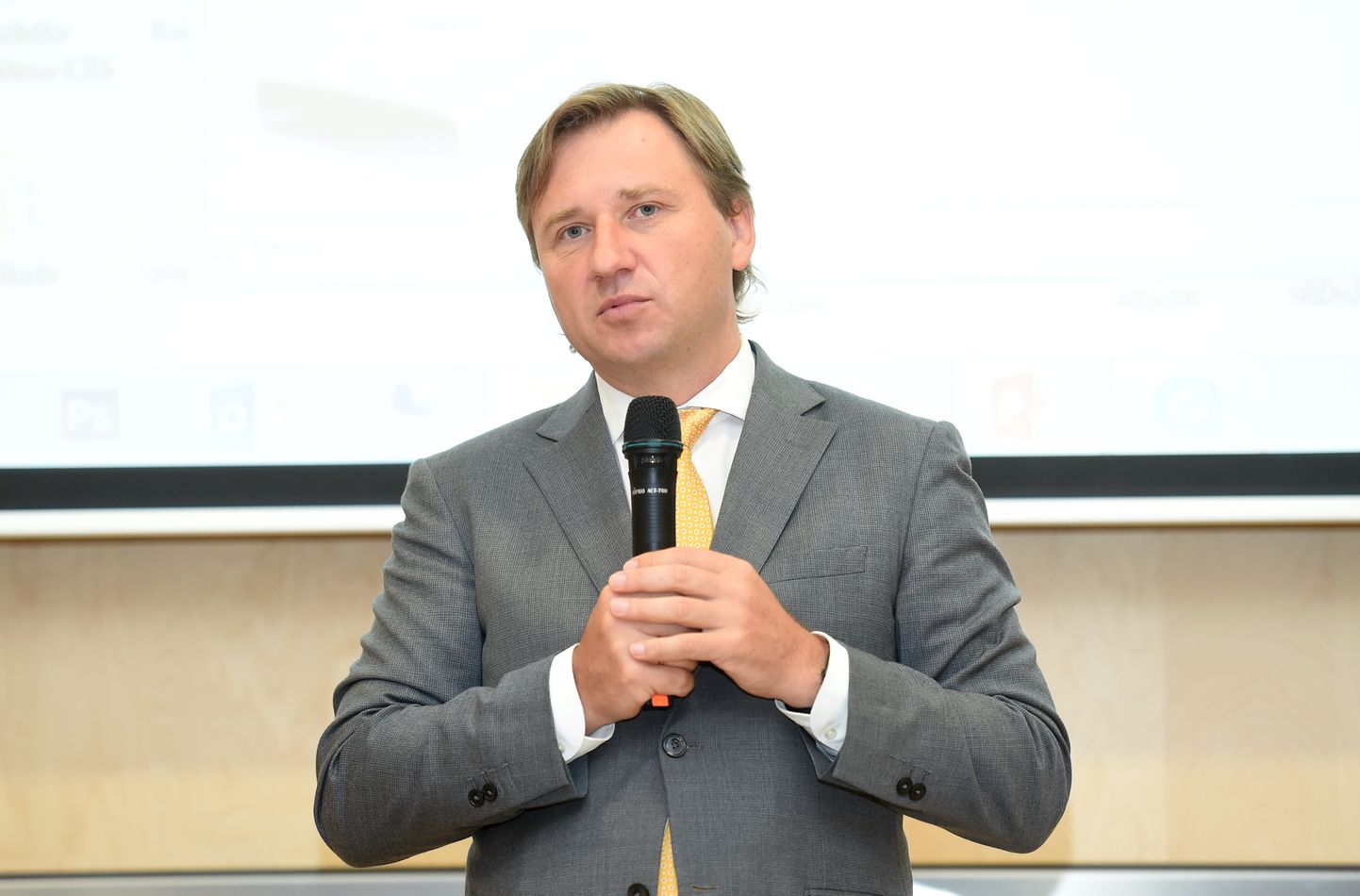 Latvijas Universitātes Biznesa, vadības un ekonomikas fakultātes dekāns Gundars Bērziņš piedalās ceturtajā Pasaules latviešu zinātnieku kongresā Latvijas Nacionālajā bibliotēkā.
