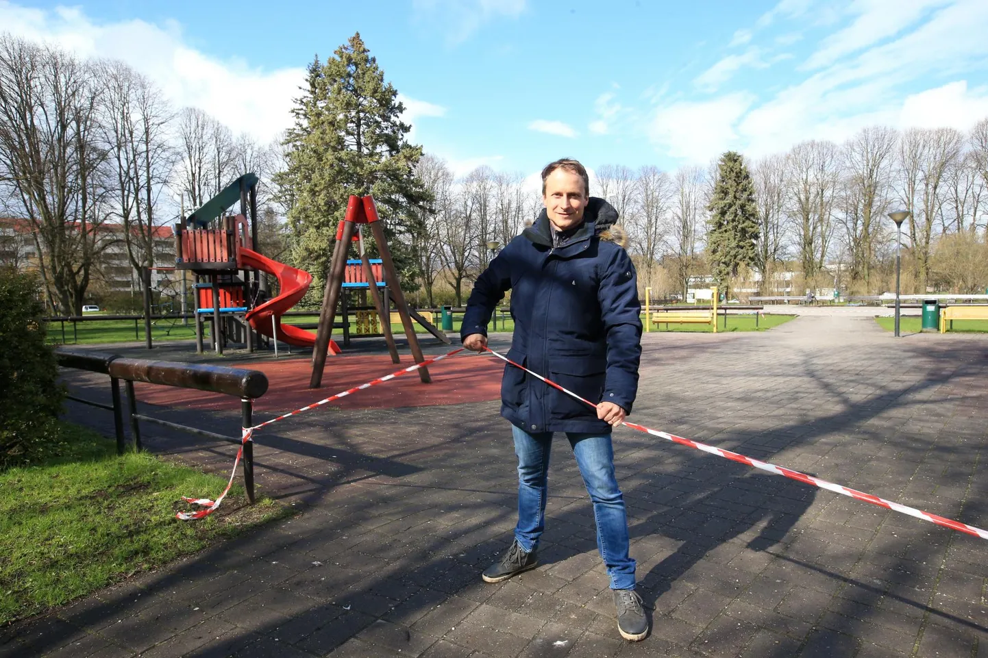 Tartu abilinnapea Mihkel Lees kinnitas, et 1. mail võib mänguväljakute ümber olevad piirdelindid katki rebida.