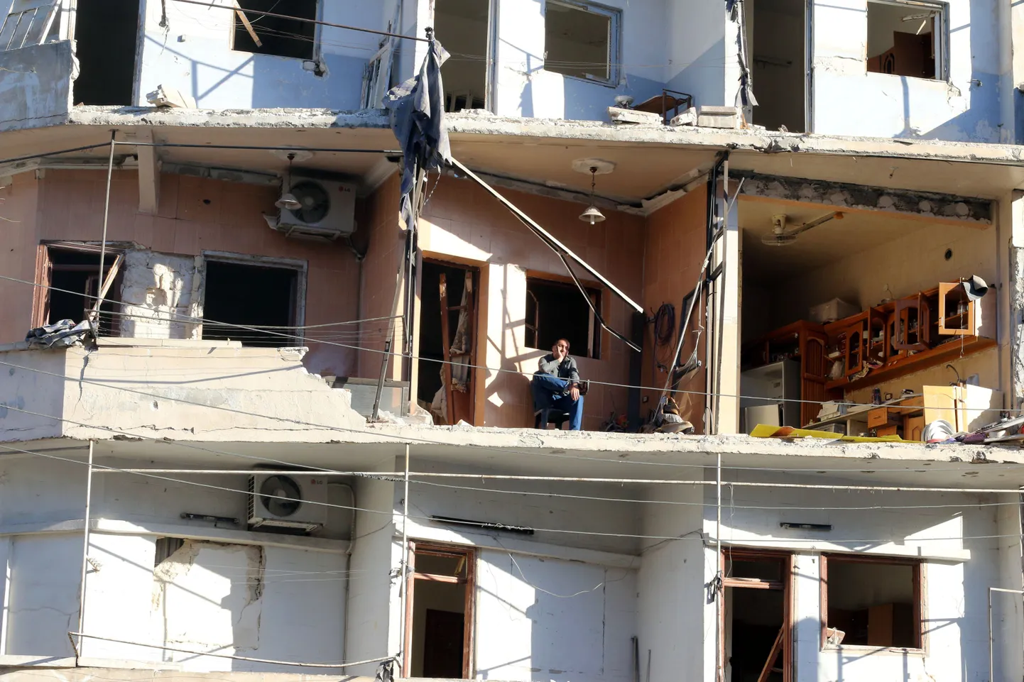 Aleppo mees rünnakus purustada saanud kortermaja rõdul.