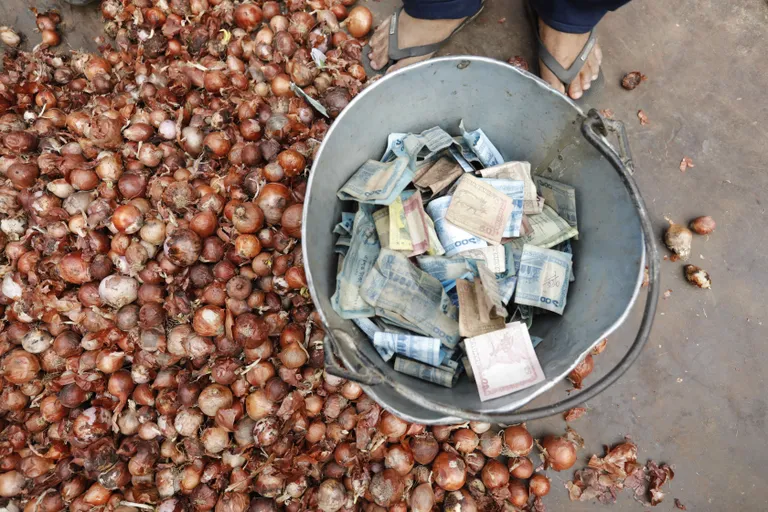 Rahaämber veokis, kust müüakse Bangladeshi pealinnas Dhakas inimestele valitsuse subsideeritud sibulat.