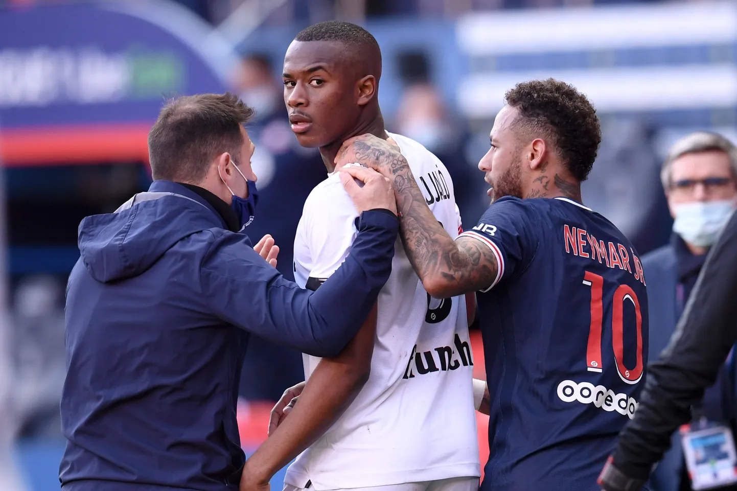 Tiago Djalo (keskel) ja Neymar (paremal).