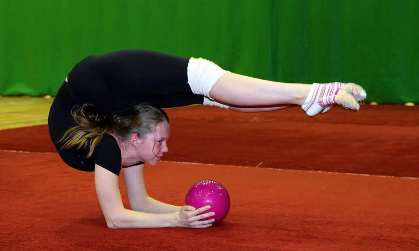 Spordikooli iluvõimleja Tiina Braun teenis «Lootuste karika» teisel etapil B-grupis teise koha. Pilt on tehtud treeningul Viljandi spordihoones.