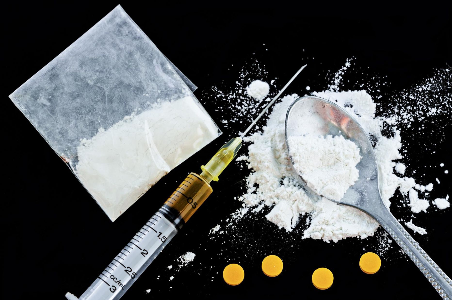 Amfetamiin ja heroiin. FOTO: Shutterstock