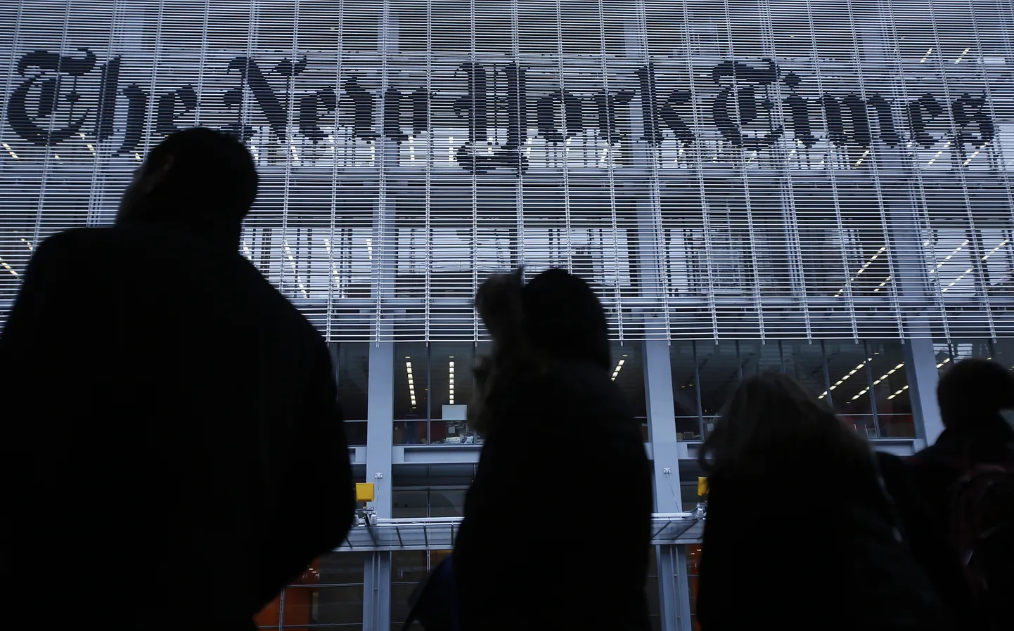 JalakäijadThe New York Timesi toimetuse maja ees, Manhattanil, mille ajaleht plaanib tagasi osta.