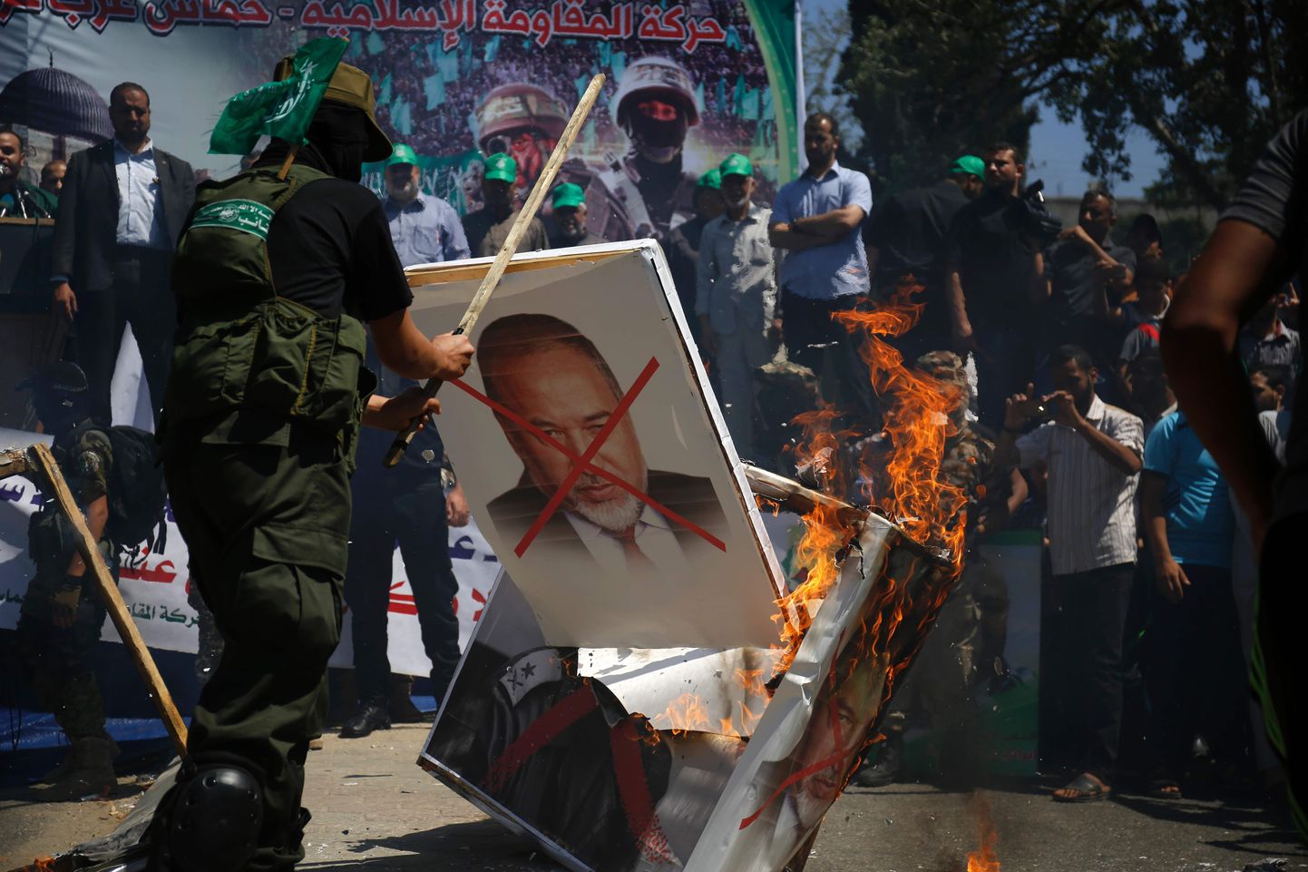 Islamiliikumise Hamas toetajad põletavad Iisraeli kaitseministriks saanud Avigdor Liebermani pilti.