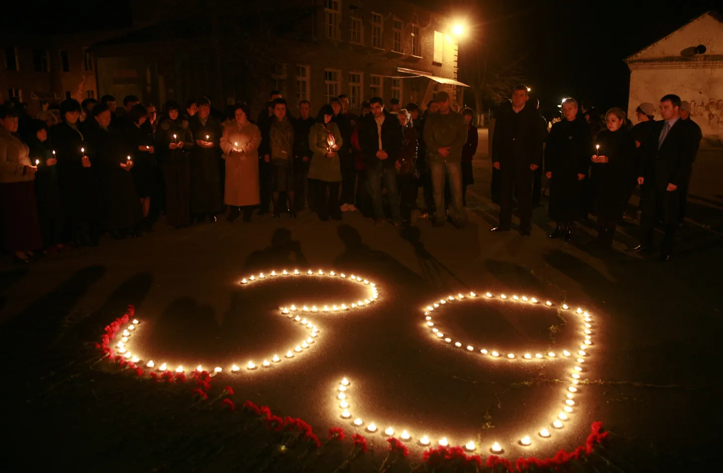 Beslanis moodustati eile küünaldest number 39, et mälestada Moskva  metrooplahvatustes hukkunuid.