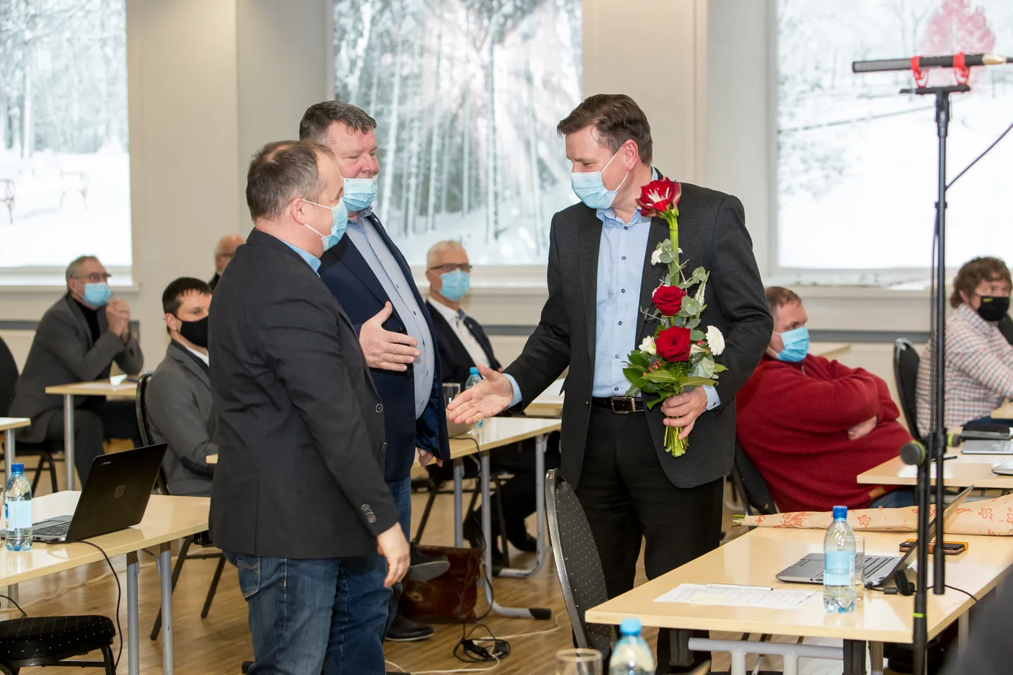 KES KELLEGA KÄED LÖÖB? Oktoobris selgub, millised poliitilised jõud juhivad Saaremaad neli järgmist aastat. Praegust kolmikliitu esindavad fotol Tambet Kikas, Mihkel Undrest ja Jaanus Tamkivi.
