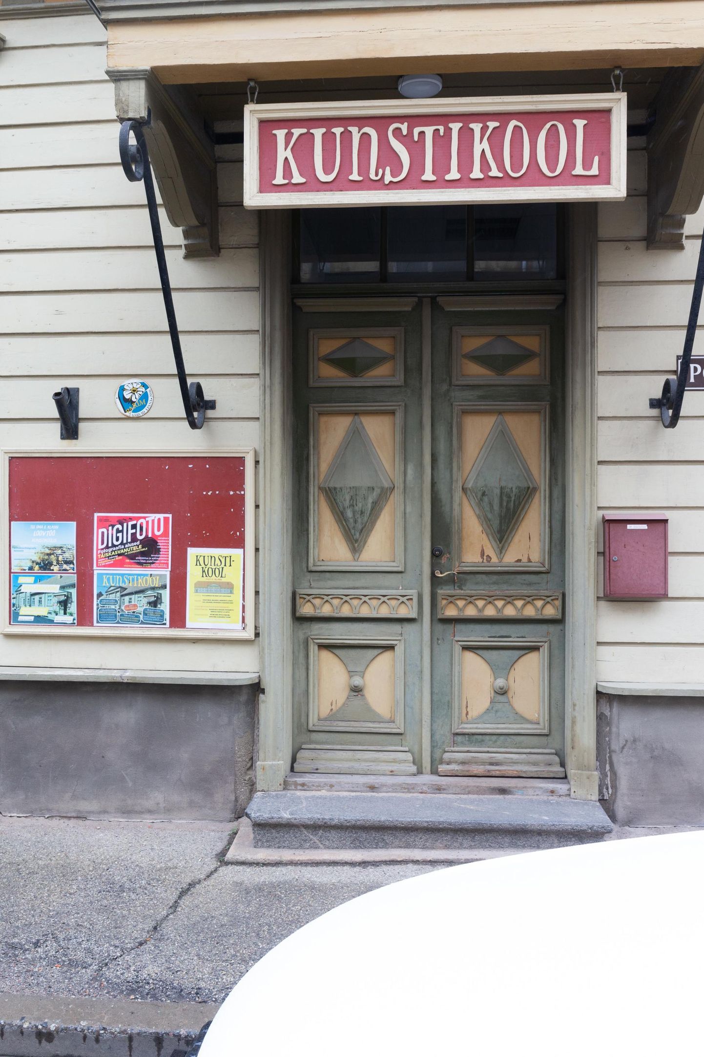 Linnajuhid asusid Viljandi kunstikoolile uut maja otsima ja loodavad, et õppeasutus kolima ei pea.