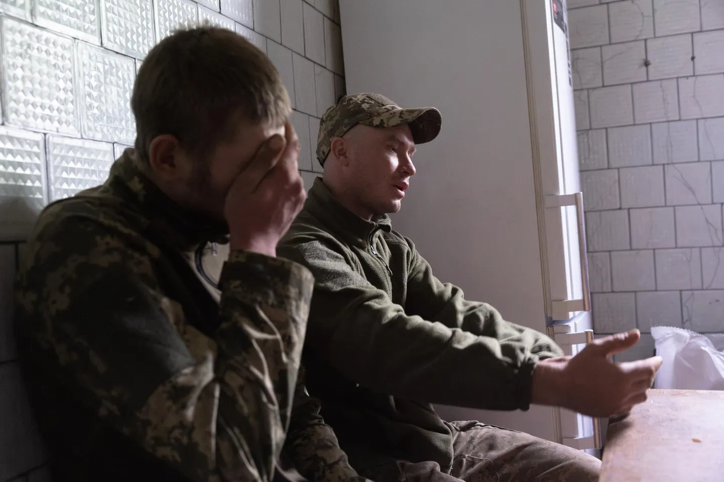 Ukraina armee 79. dessantbrigaadi jalaväelased, endine lihunik kutsungiga Fiška (paremal) ja enne sõda pagari ametit pidanud sõdur kutsungiga Lumepall.