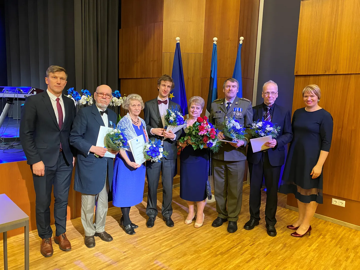 Elva vallavolikogu esimees Maano Koemets (vasakult), Elva valla aasta kultuuritegijad 2019 Kaarel Tuvike, Laine Meos ja Karel Vähi, Elva Tähe laureaadid Svetlana Variku, Aarne Salo ja Karl Kontor ning Elva abivallavanem Marika Saar.