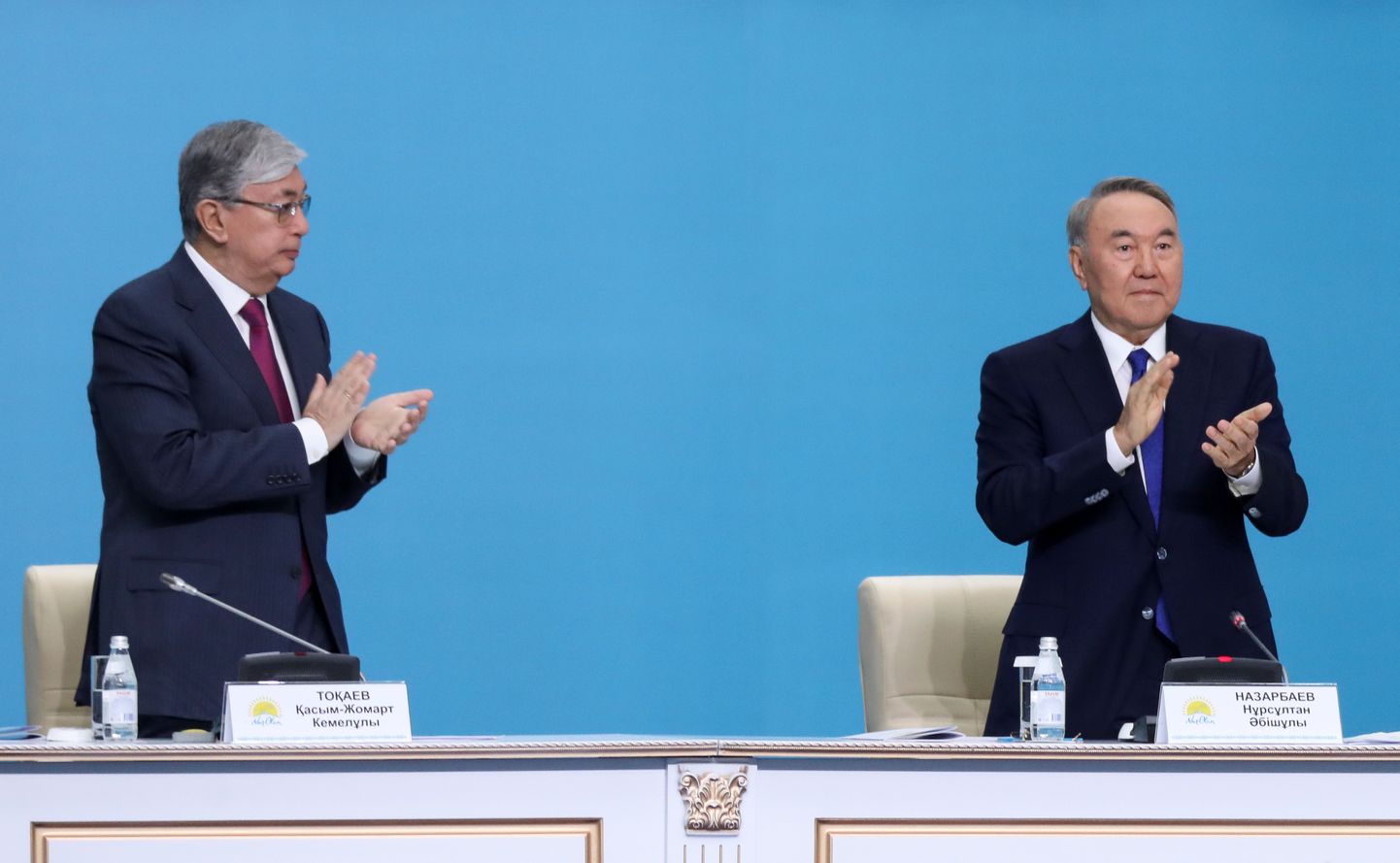 Kasahstani ajutine president Kassõm-Žomart Tokajev ja endine riigipea ning võimuerakonna Nur Otan esimees Nursultan Nazarbajev teisipäeval erakonna suurkogul.