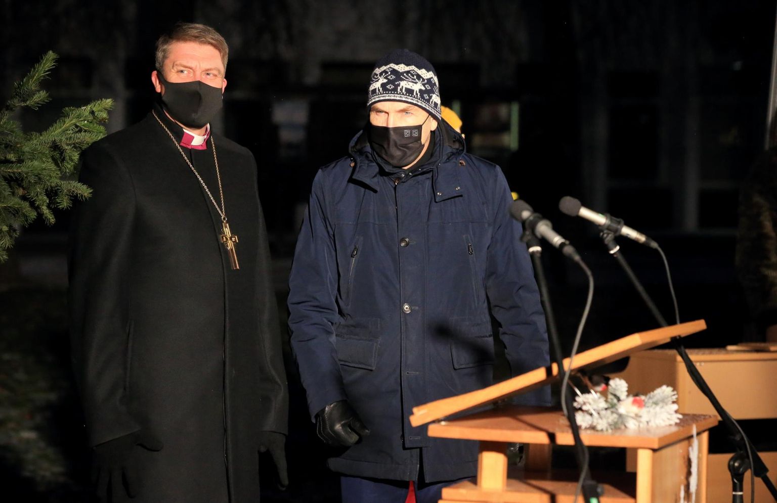 13. detsembril, mil peapiiskop Urmas Viilma (vasakul) kuulutas Jõgeval välja jõulurahu, ei teadnud volikogu esimees Aivar Kokk veel, et neli päeva hiljem esitatakse talle ja teistele Jõgeva vallajuhtidele umbusaldusavaldus.