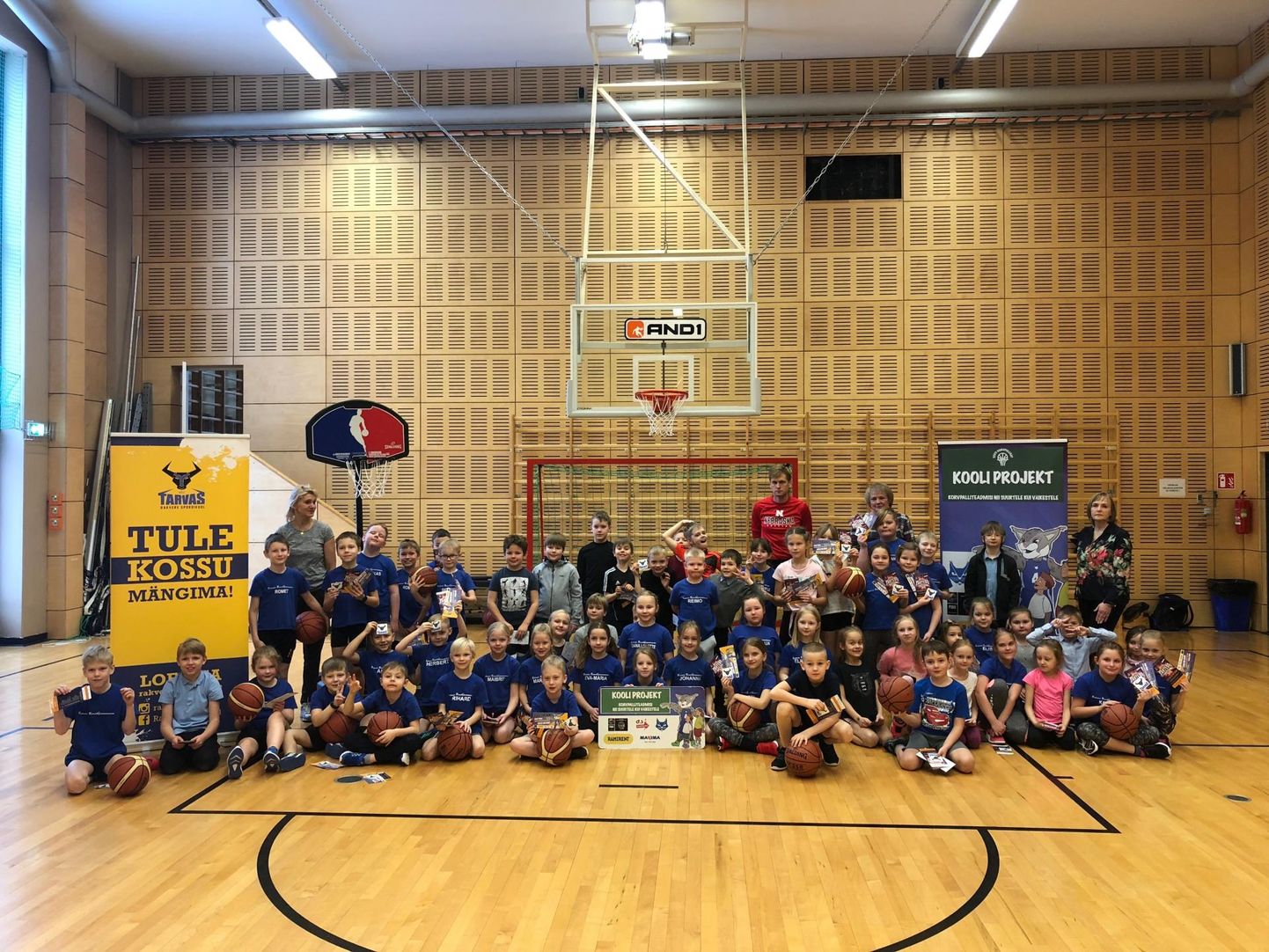 Korvpallimänguga sinasõprust luua aitav projekt "100 kooli" väisas teisipäeval Rakvere reaalgümnaasiumi.