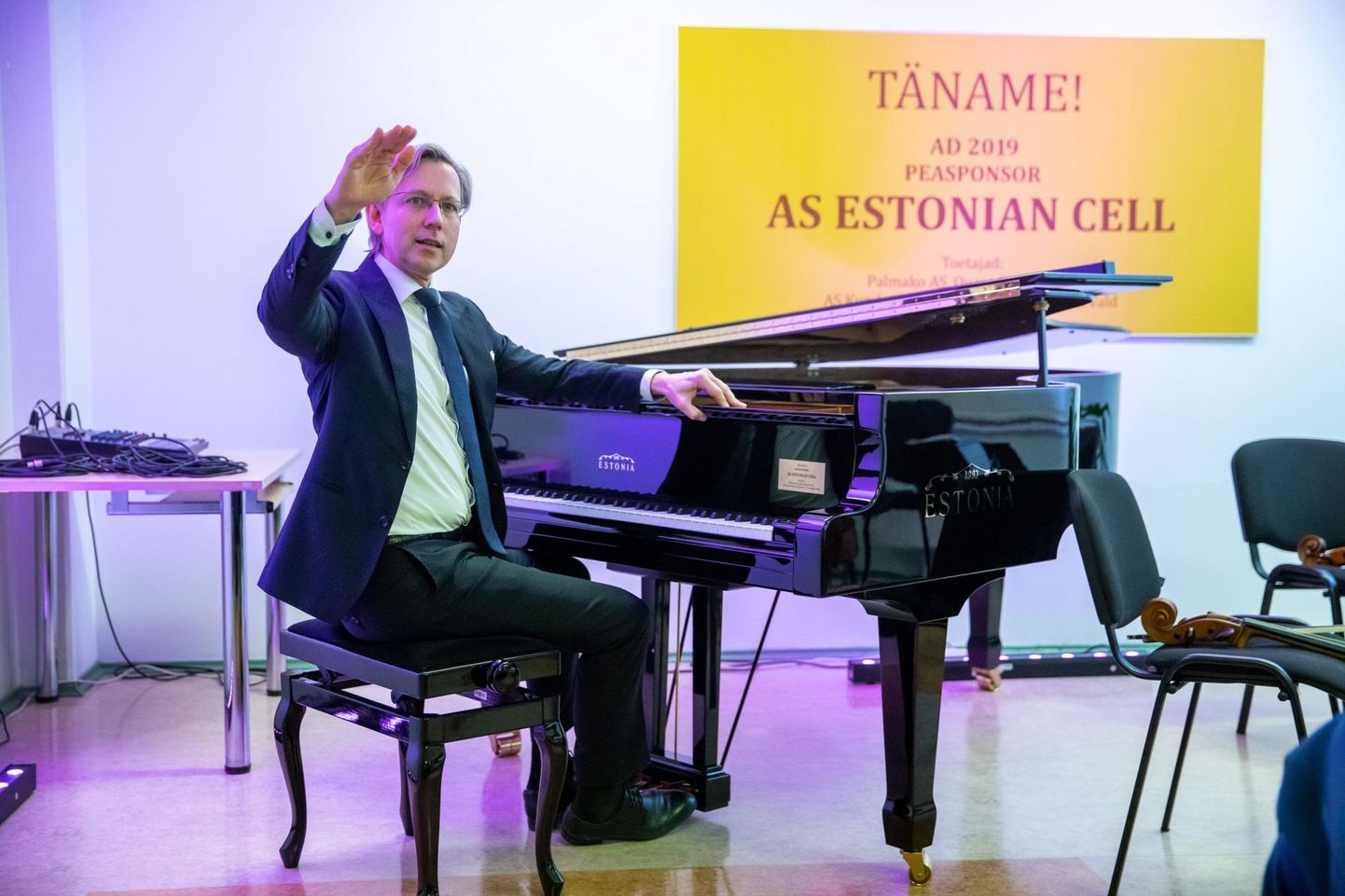 Jaanuari alguses jõudis Kunda muusikakooli klaver. Selle väge ja võimsust näitab Estonia klaverivabriku juht Indrek Laul.
Nüüd plaanib vald veel ühe pilli soetada.