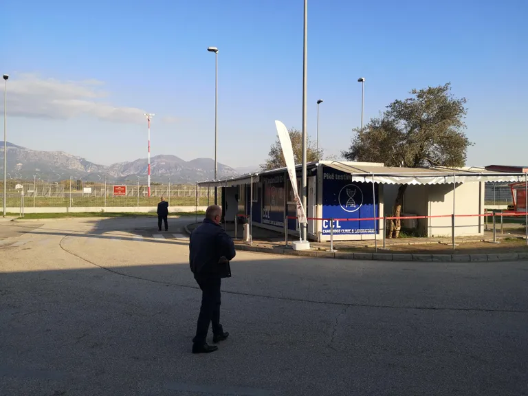 Tirana lennujaama lähistel tegutsevad koroonatestimise punktid on usaldusväärselt lääneeuroopalike nimedega:  üks kannab nime Cambridge Clinic & Laboratorie, teine German Hospital. FOTO: