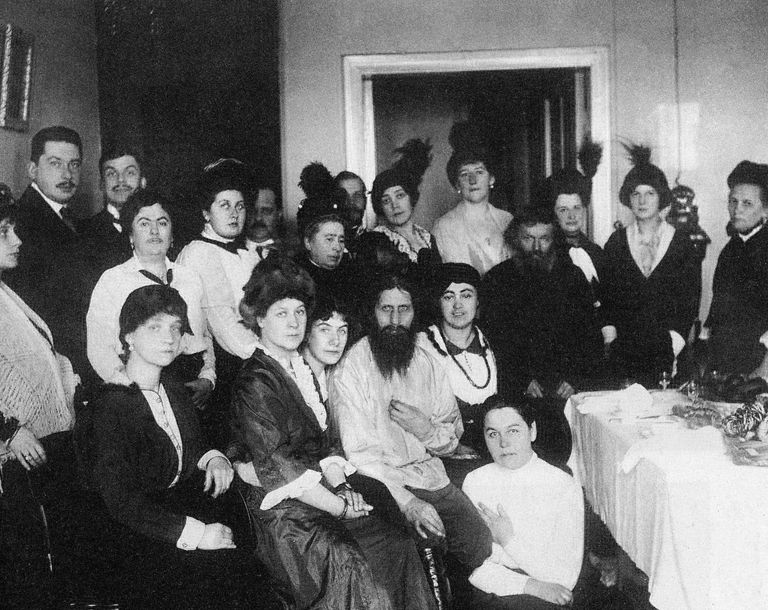 Grigori Rasputin (keskel) austajatega 1914. aastal