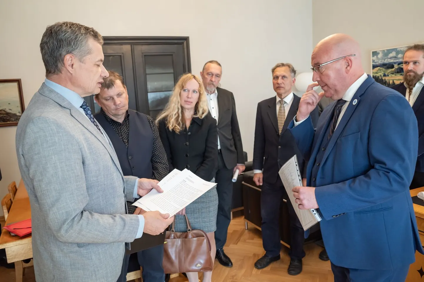 Järvamaa põlisrahva esindajad koos saarlaste, virulaste, läänlaste, pärnulaste ja viljandlastega andsid riigikogu aseesimehele Arvo Allerile üle avalduse milles nõutakse põlisrahvaste tunnustamist ning õiguste kaitset.