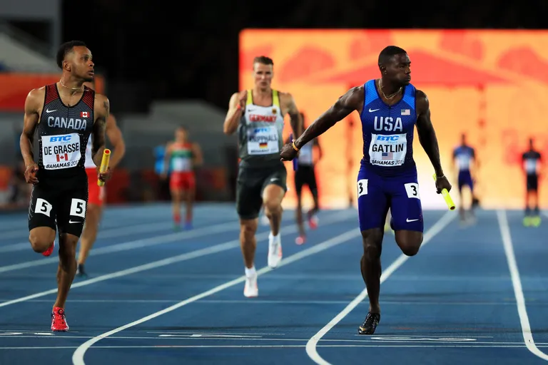 Kanada sprinter Andre De Grasse (vasakul) ja USA sprinter Justin Gatlin meeste 4 x 100  meetri teatejooksus IAAFi võistlustel Bahamal  / AFP PHOTO / GETTY IMAGES NORTH AMERICA / Matthew Lewis