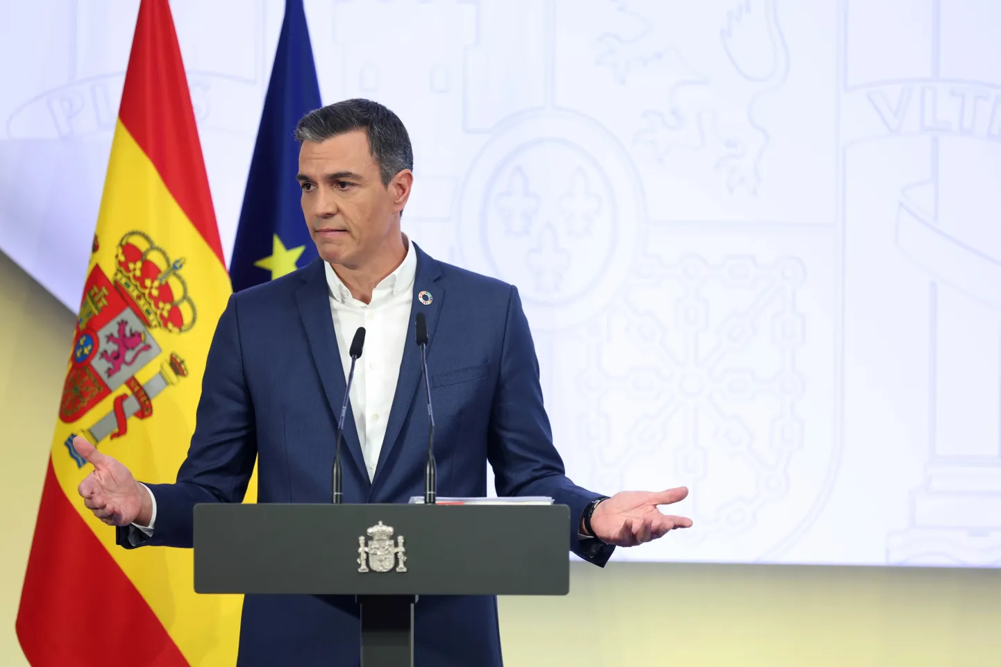 Lipsuta Hispaania peaminister Pedro Sánchez tegi kontoritöötajatele üleskutse lipsud varna jätta.