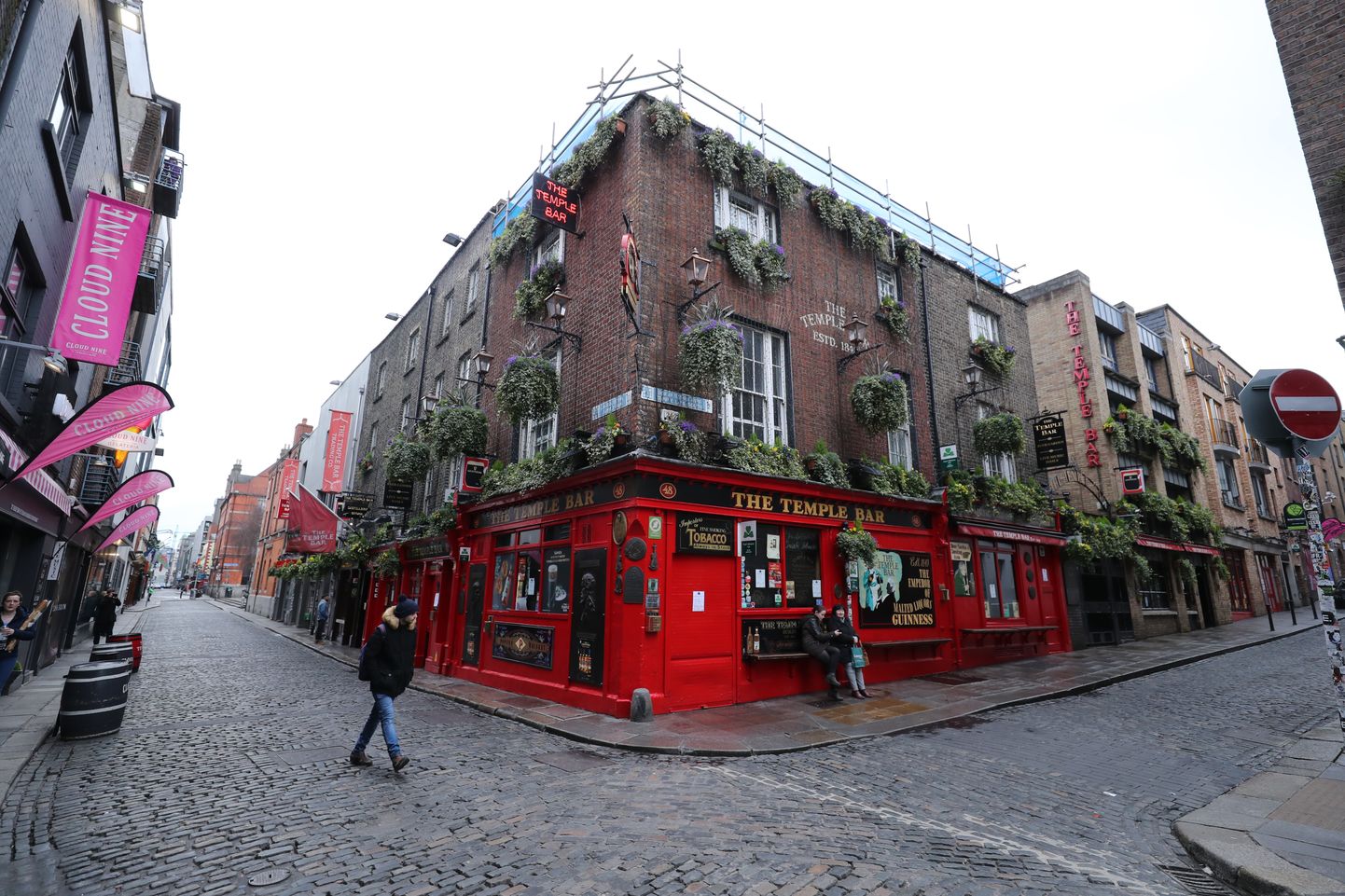 Kuulus Temple Bar seisab Dublini kesklinnas tühjana.