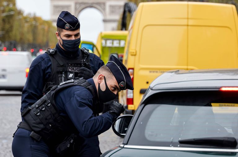 Prantsuse politsei uurimas Pariisi Champs-Elysee avenüül sõitnud autojuhi dokumente. Prantsusmaal kehtestati koroonaviiruse teise laine tõttu eriolukord, linnad läksid lukku ja paljud prantslased põgenesid linnadest.
