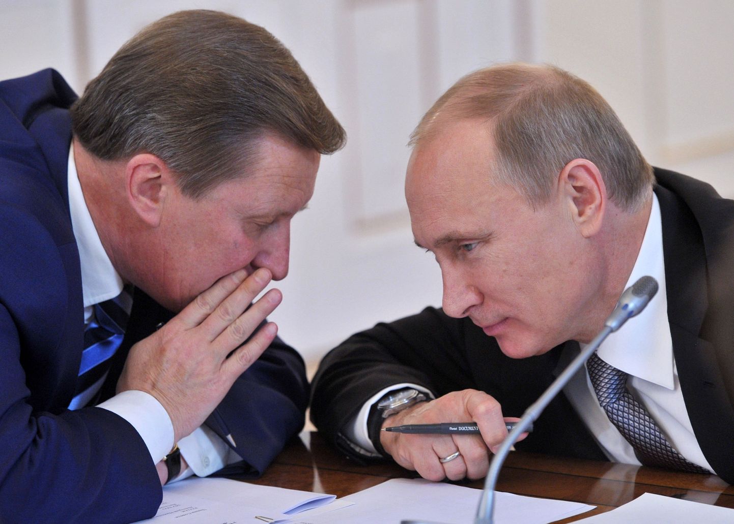 Kremli administratsiooni ülem Sergei Ivanov sosistab midagi president Vladimir Putinile.