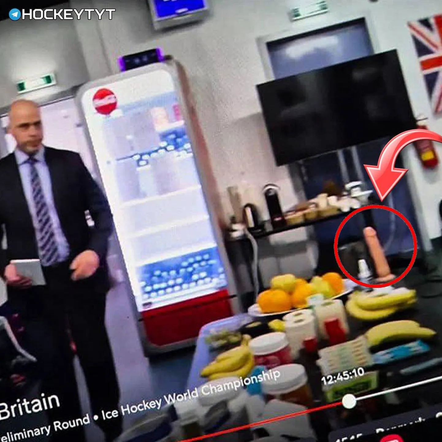 Suurbritannia hokikoondise riietusruumis oli dildo.
