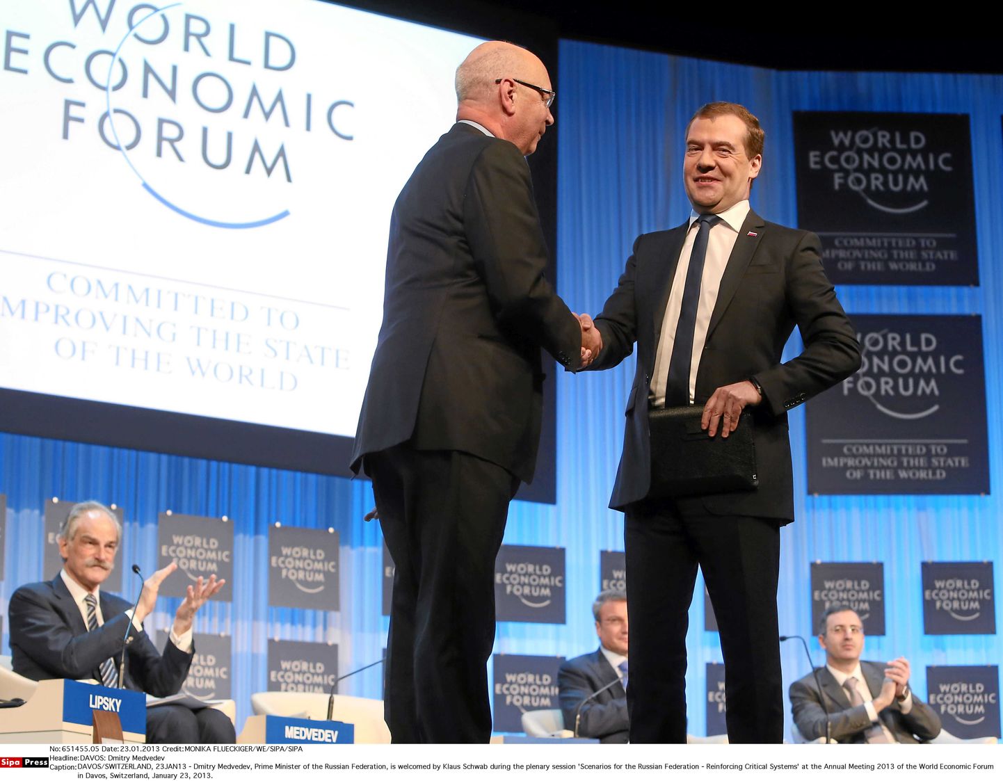 Maailma Majandusfoorumi asutaja ning juht Klaus Schwab (vasakul) ja Venemaa peaminister Dmitri Medvedev täna Davosis plenaarsessioonil kätlemas.