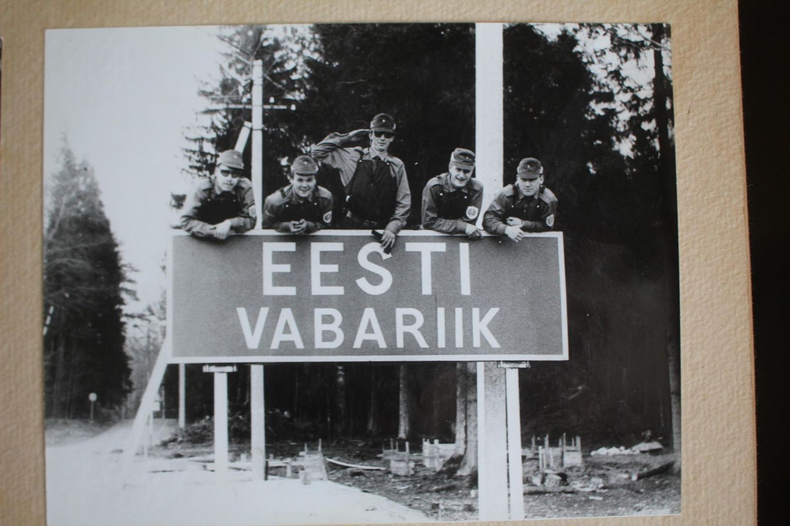 Margus Toomsalu (keskel) ajateenijana Lilli piiripunktis Viljandimaal 1991. aasta kevadel.