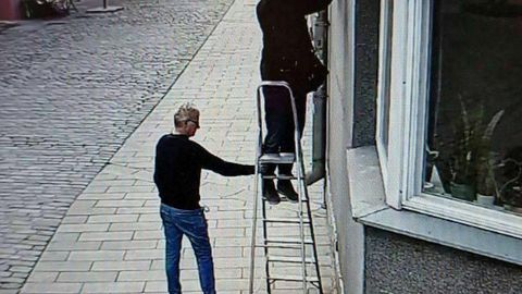 Jaak Valge in Andres Aule znova izobesila zastavo ENSV na Hiši pisateljev