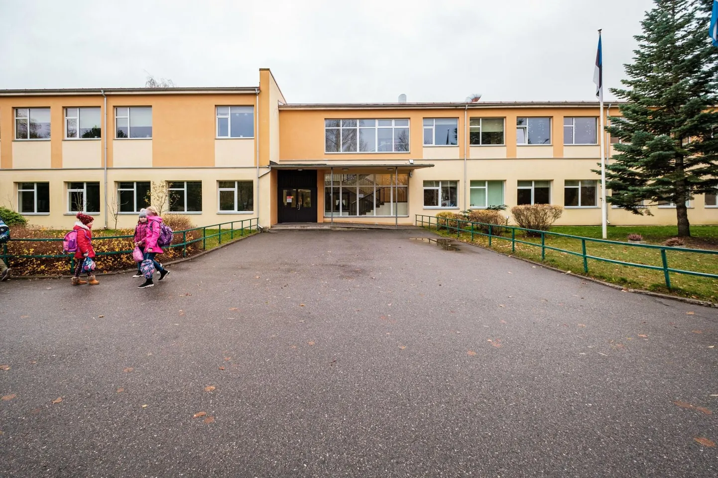 Pärnu kriisikomisjon saatis linna haridusasutustele juhised, kuidas järgneva kahe nädala jooksul koroona leviku tõkestamiseks käituda. Näiteks koolijuhtidel tuleb vahetundide ajal õpilaste hulka hajutada, et nad puutuksid võimalikult vähe kokku.