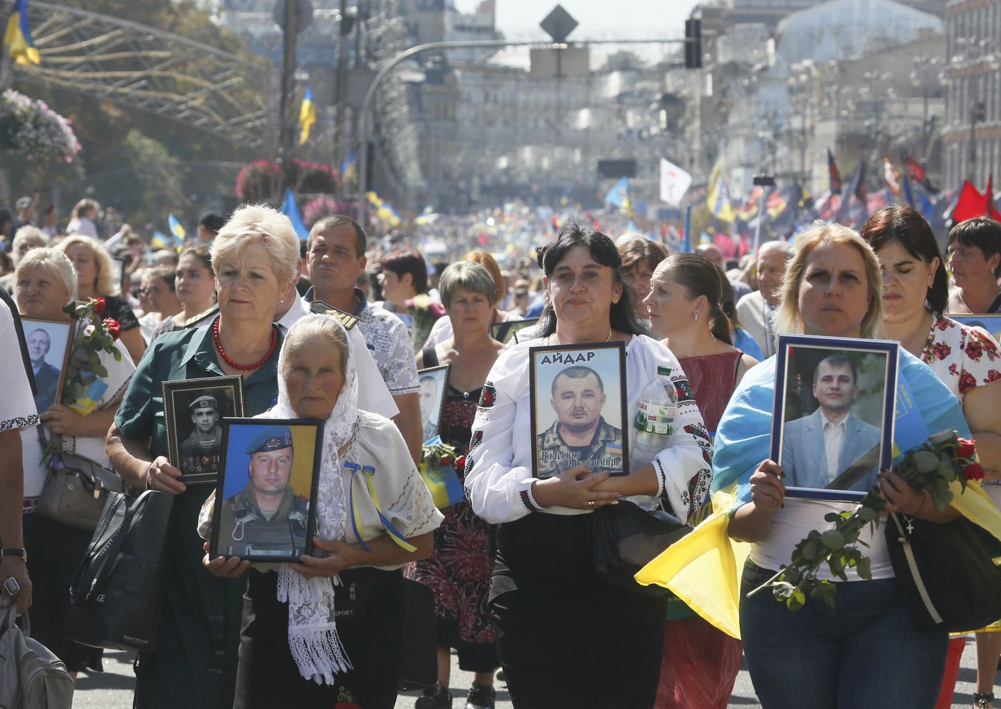 Pilt Kiievis täna toimunud mitteametlikust iseseisvusparaadist, kus paljud sõjas hukkunute sugulased kandsid käes surmasaanute pilte.