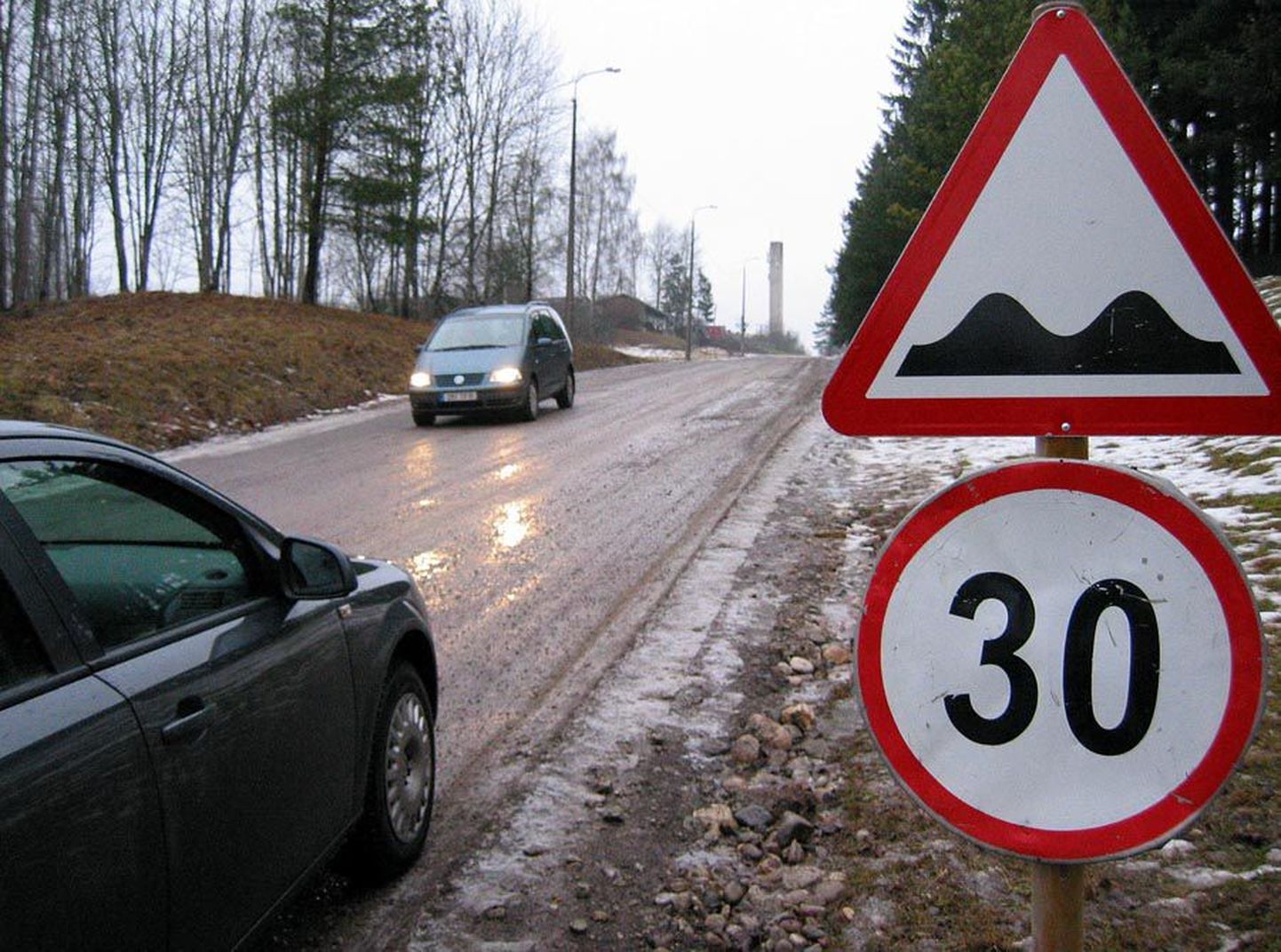 Liiklusmärgid piiravad kiirust ja hoiatavad ebatasase tee eest.