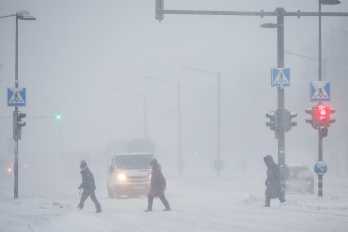 ФОТО ⟩ Житель Хаапсалу освободил банкомат из снежной тюрьмы и получил  благодарность от Swedbank