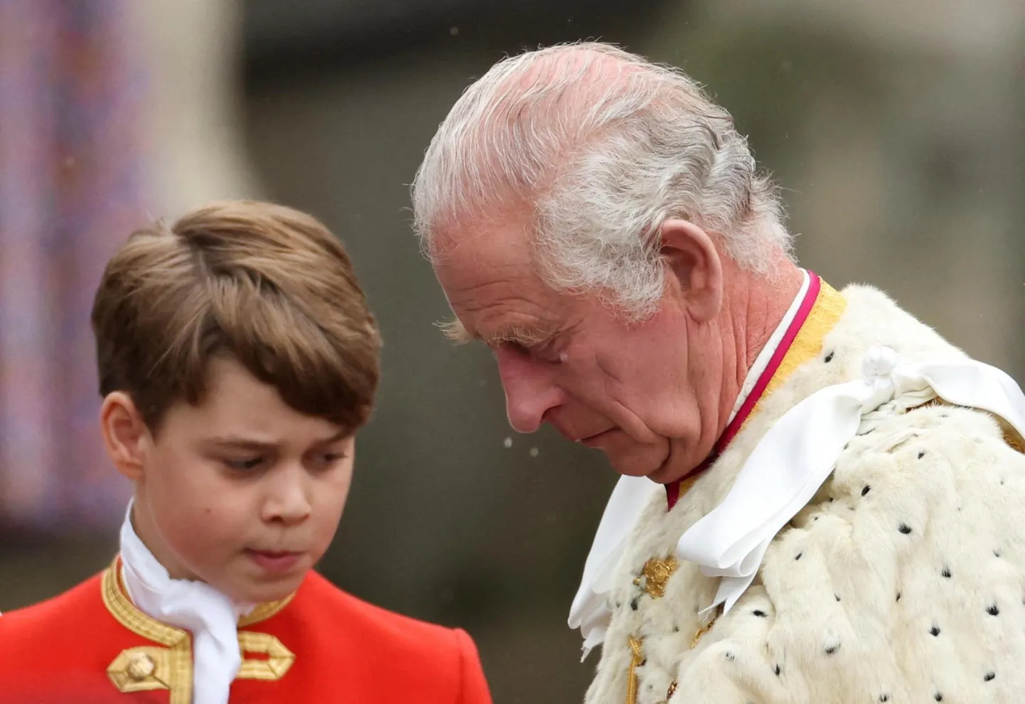 Kuningas Charles kroonimispäeval ­lapselapse prints George’iga, kellest ­tulevikus saab samuti kuningas.

FOTO: Henry Nicholls/Reuters/Scanpix