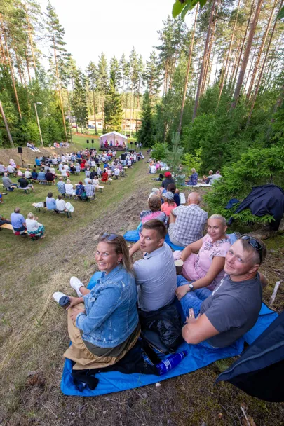 Toonane Järva valla kultuuritöö spetsialist Triin Väin (ees vasakul).