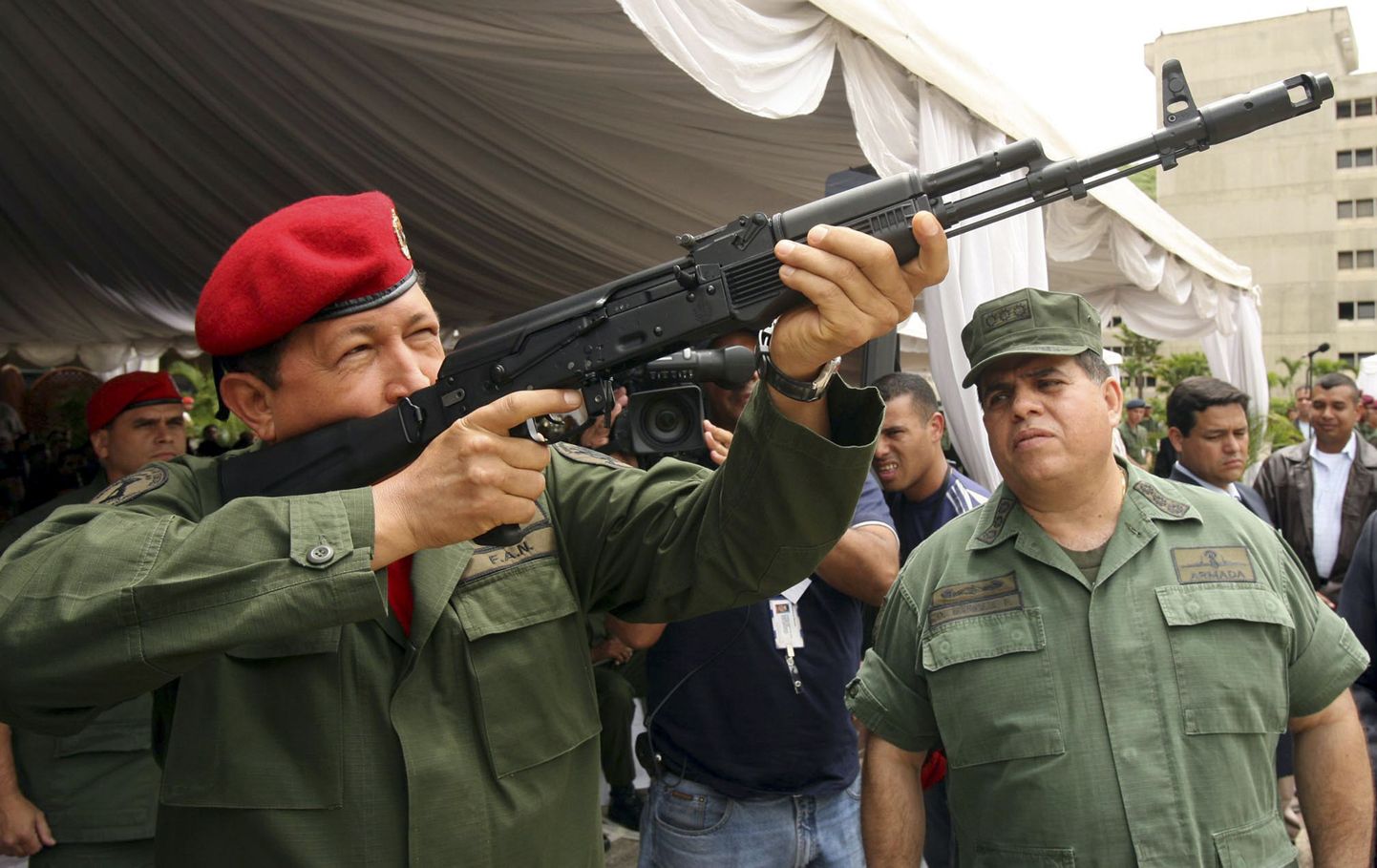 Президент Венесуэлы Уго Чавес осматривает образец автомата АК-103.