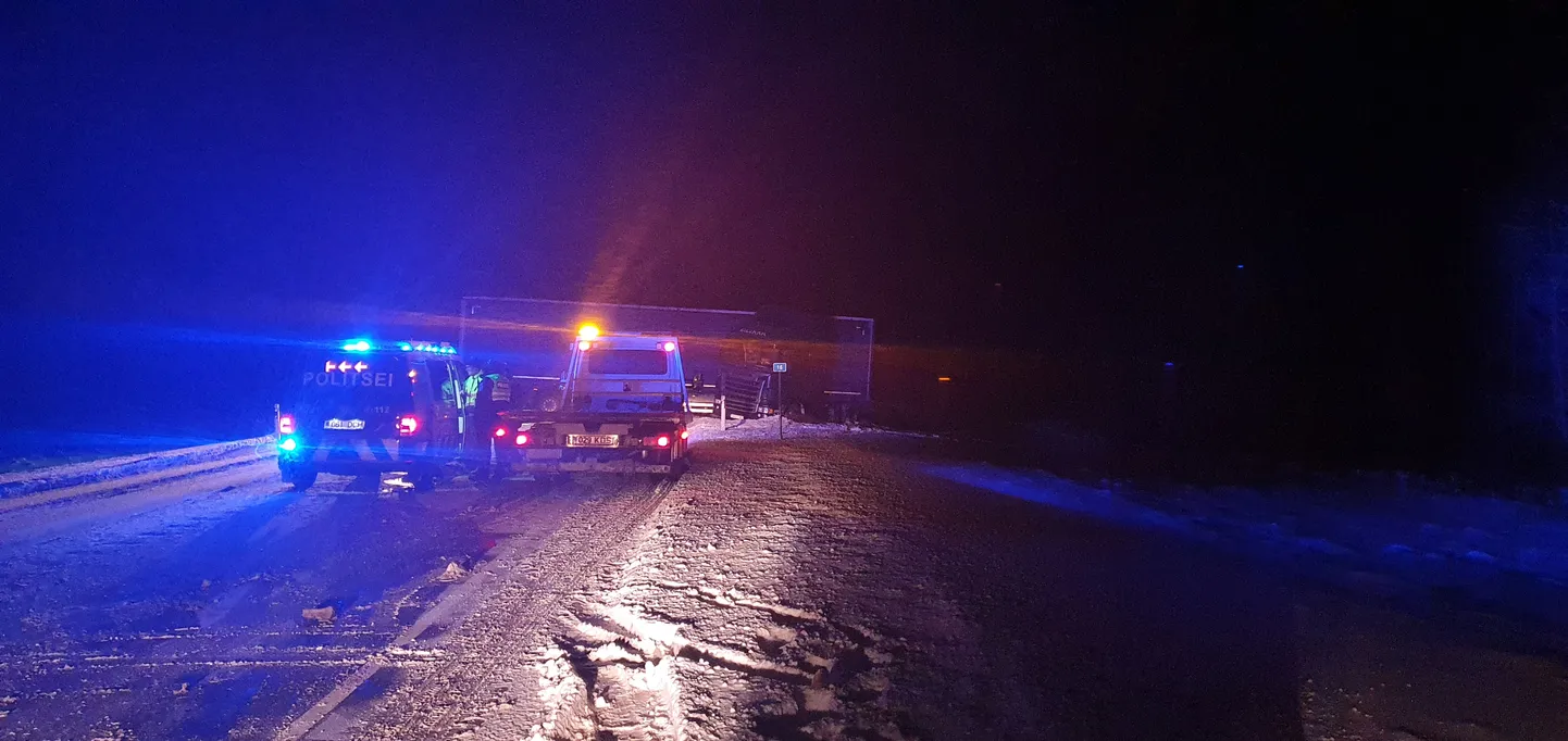Pärnu–Rakvere–Sõmeru maantee 16. kilomeetril on liiklus endiselt häiritud.